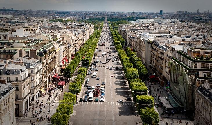Fotografia da avenida Champs Élysèes, em Paris