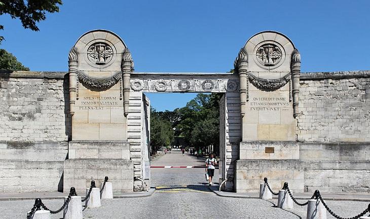 Fotografia da entrada do cemitério Père-Lachaise, em Paris