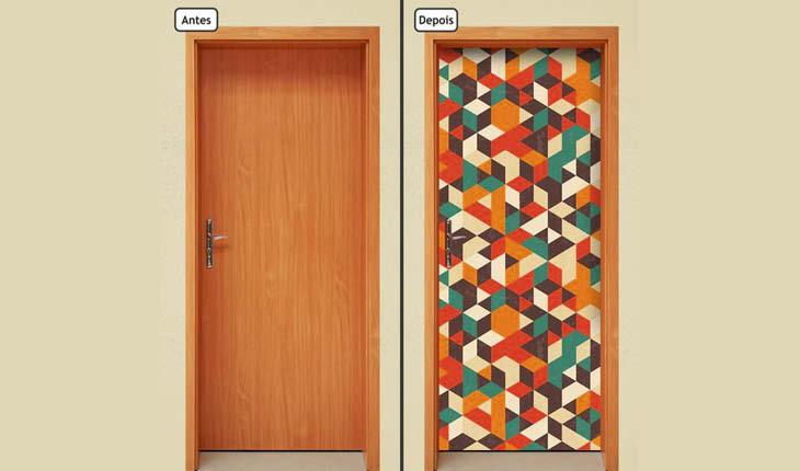Na foto há o antes e o depois de uma porta que antes era simples e de madeira e foi decorada com tecido adesivo colorido.