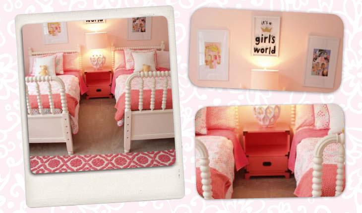 Na imagem há 3 fotos de um mesmo quarto. A primeira foto mostra o quarto todo, com duas camas brancas de madeira decorada e roupa de cama rosa. A decoração também é rosa. As outras fotos focam nos quadrinhos da parede e no criado mudo.