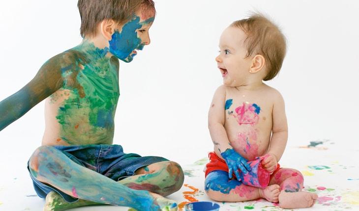 criança e bebê participando do ensaio smash the paint