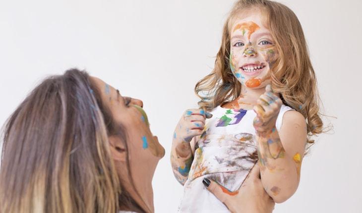 Mãe e filha posando para ensaio Smash The Paint