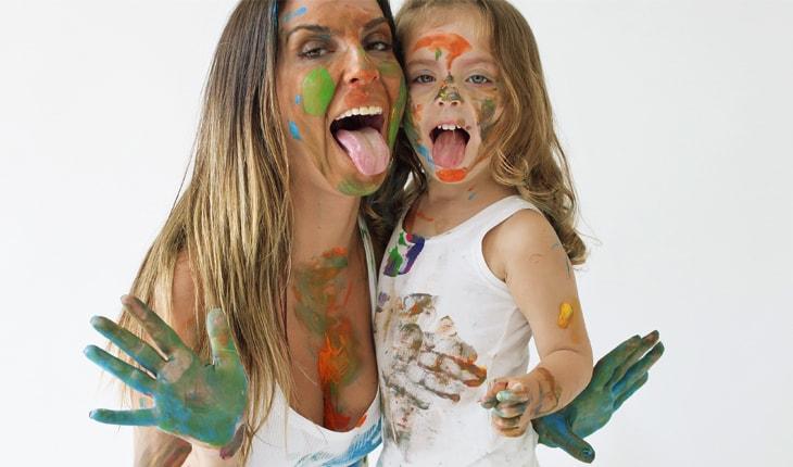 mãe e filha mostrando a língua durante ensaio smash the paint