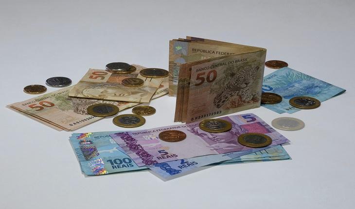 Sonhar com dinheiro - imagem de diversas cédulas e moedas do real