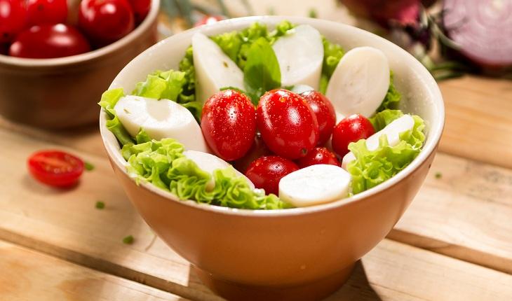 tigela de salada com tomate, alface e palmito