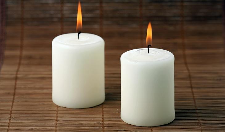 duas velas brancas acesas