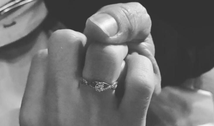 Foto de uma aliança no dedo em preto e branco