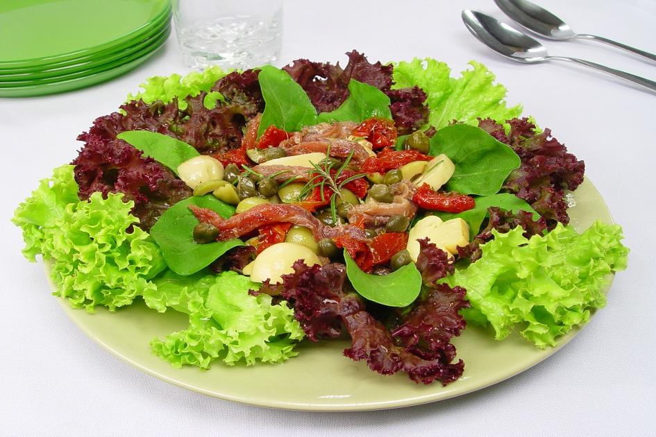 Salada do imperador: as anchovas contêm proteínas que beneficiam a saúde de pele, cabelos, unhas e músculos.