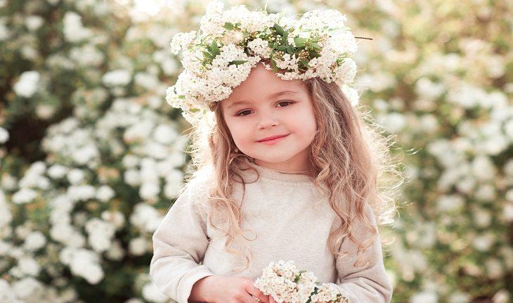 Imagem de uma garota com coroa de flores e sorrindo - Anabela