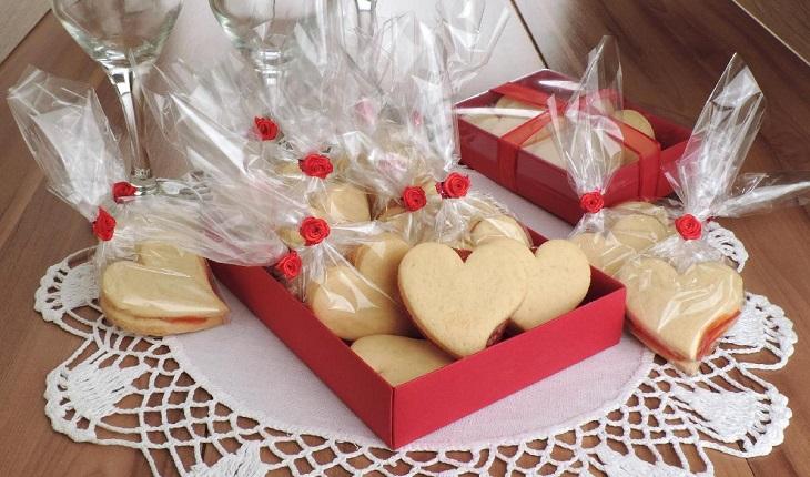 biscoitos em formato de coração embalados