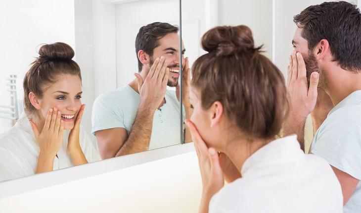 Casal, espelho, tratamento do rosto, saúde