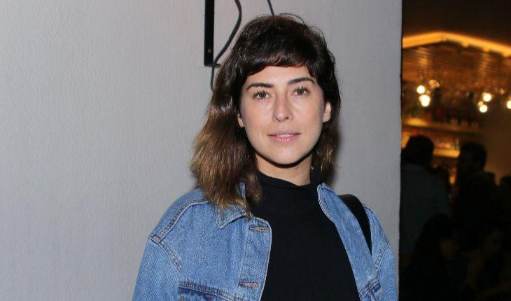 Fernanda Paes Leme com cabelo curto e franja