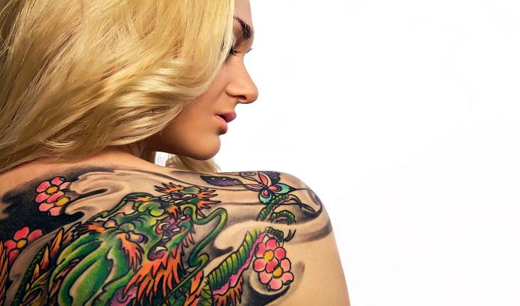 mulher loira com tatuagens