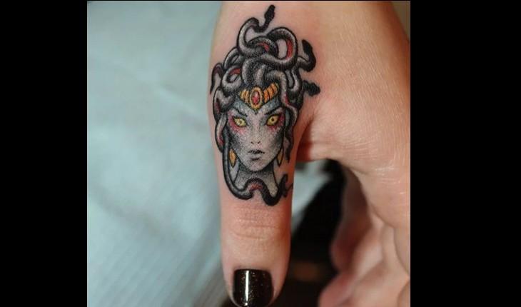 Tatuagem de Medusa no dedo
