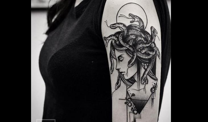 Tatuagem feminina da Medusa