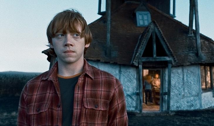 Rony Weasley em frente dA Toca com frases de personagens de Harry Potter