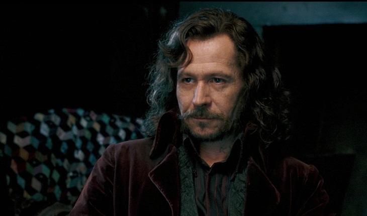 Sirius Black sentado em poltrona pensando em frases de personagens de Harry Potter