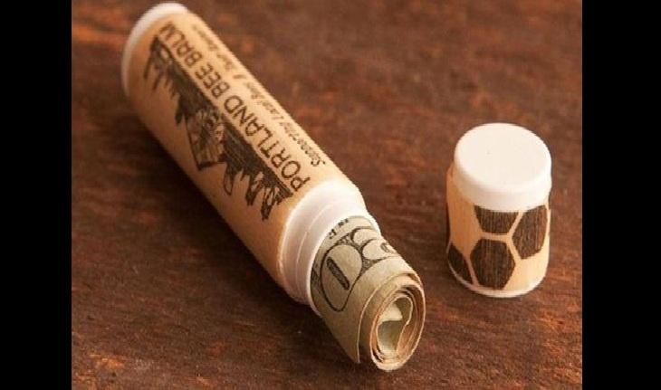 imagem de um tubo de protetor labial com dinheiro dentro - truques de viagem