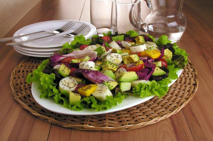 Salada Rica de Chia, esteira, travessa, pratos, garfos, jarra, copos