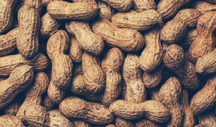 Foto de amendoins que compõe uma lista com os alimentos que mais causam alergia.
