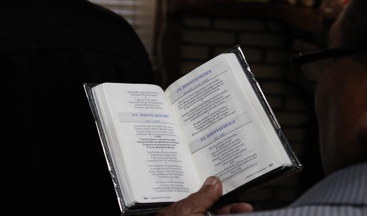 Imagem de uma pessoa lendo uma bíblia. Amor protegido