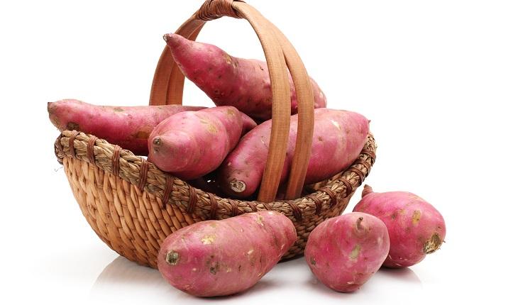 unidades de batata-doce em uma cesta. um dos motivos para inserir a batata-doce na dieta é a ação anti-inflamatória.