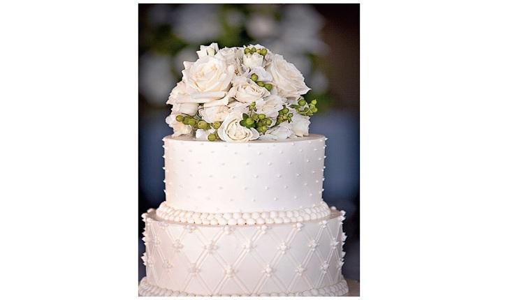 Bolo de casamento branco alto com aplicação de flores