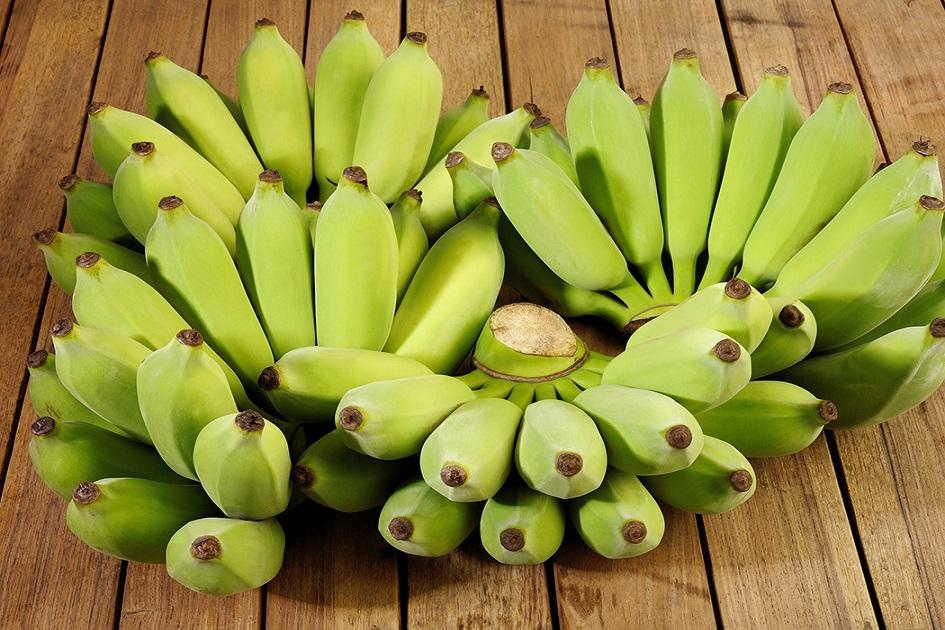 A banana verde apresenta propriedades que ajudam no controle do açúcar no sangue. 