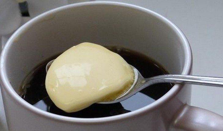 Café com manteiga na xícara