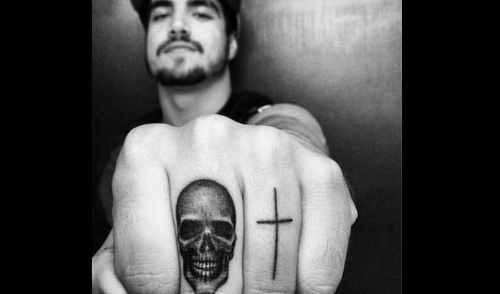 Caio Castro mostra tatuagem