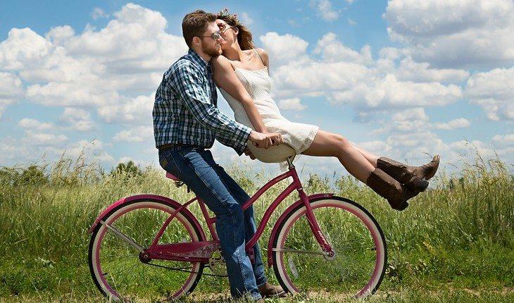 Casal se beijando na bicicleta