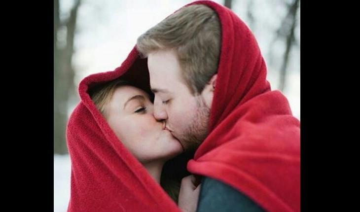 Namorados enrolados em cobertor