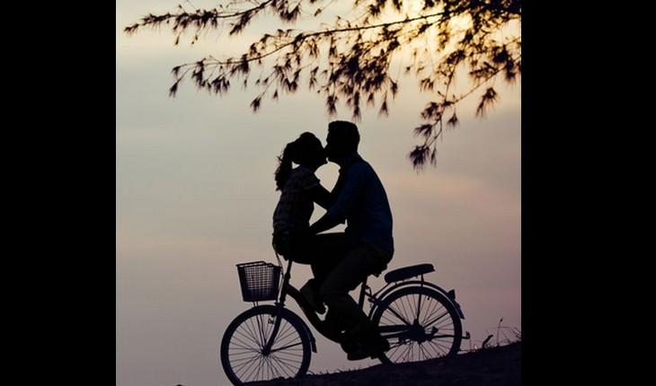 Namorados se divertindo na bicicleta