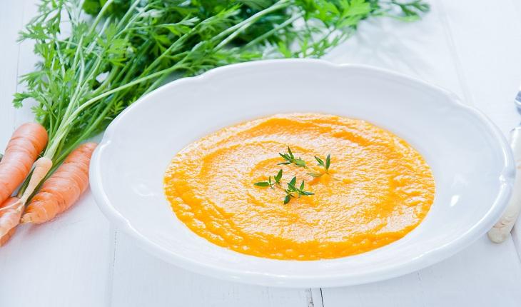 Prato com sopa de cenoura com gengibre