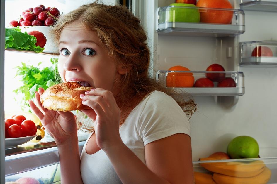 A compulsão alimentar faz com que a pessoa, frequentemente, esconda o fato de comer muito ao longo do dia.