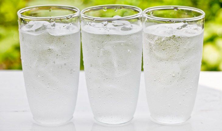 três copos com água gelada