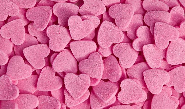 Foto com doces em formato de coração que compõe uma lista com os alimentos que mais causam alergia.