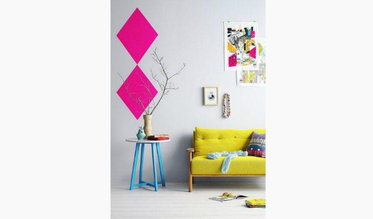 cores flúor na decoração sala sofá e banquinho pinterest