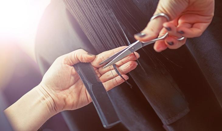 Cabeleireira cortando pontas dos cabelos da cliente