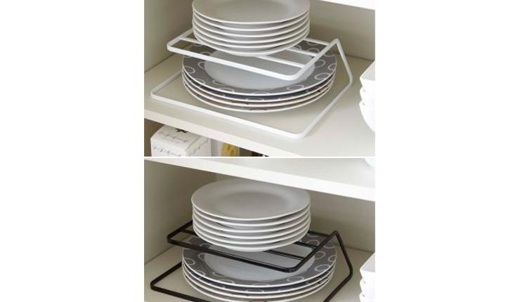 A foto mostra um suporte de metal que auxilia na hora de guardar pratos no armário, já que ele cria um andar.