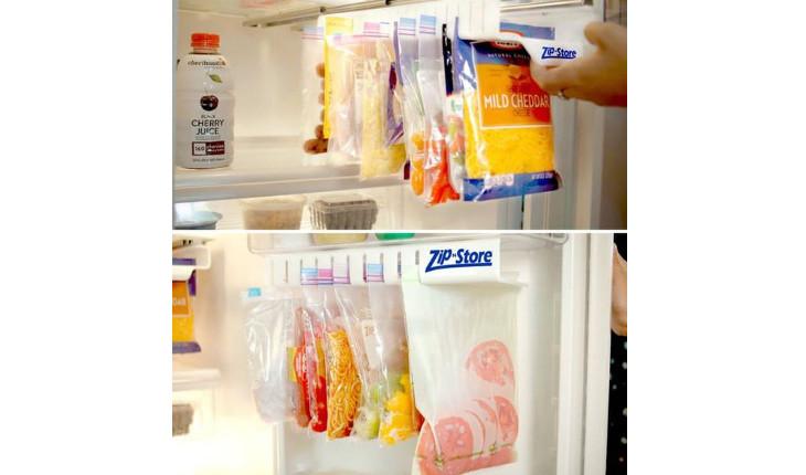 A foto mostra um organizador de geladeira que permite que sachês os saquinhos com alimentos possam ficar pendurados e não ocupem tanto espaço.