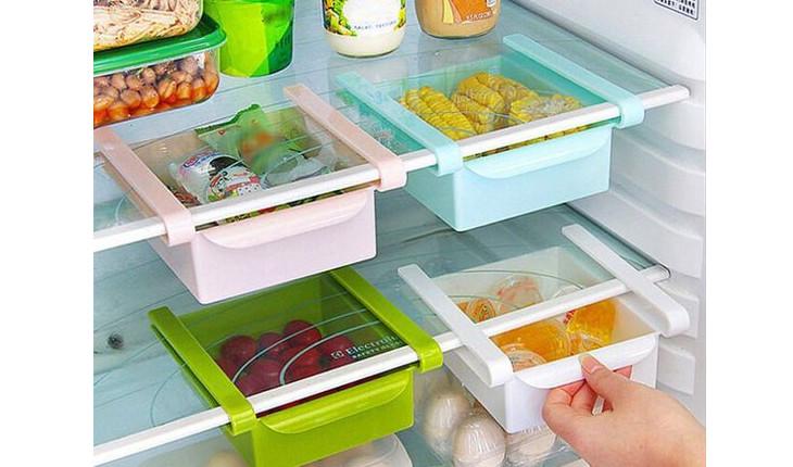 A foto mostra gaveteiros que são colocados nas estantes da geladeira e que servem para armazenar outros tipos de alimentos.