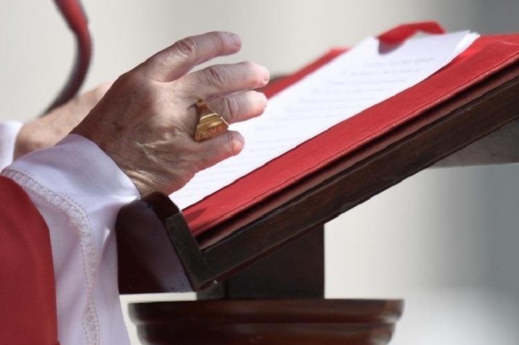 Na imagem, a mão do Papa Francisco está sobre o papel de discurso em seu púlpito de madeira. Critica a hipocrisia.