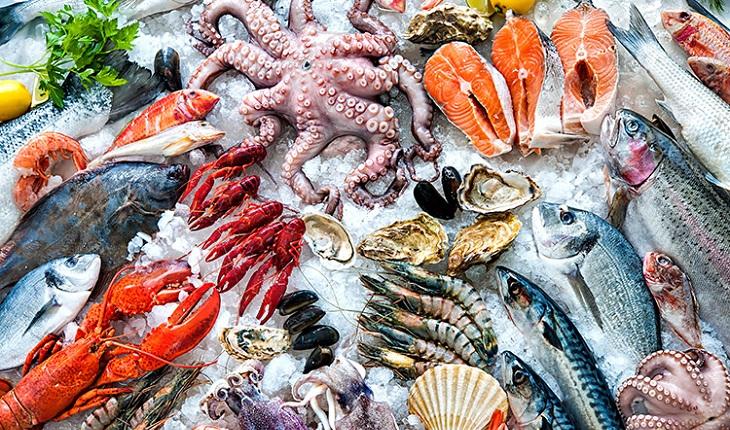 Foto com crustáceos e frutos do mar que compõe uma lista com os alimentos que mais causam alergia.