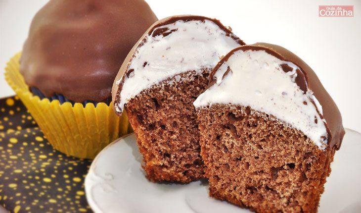 cupcake de brownie, coberto com mashmallow e banhado em chocolate.