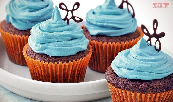 cupcake chocomenta com cobertura azul.