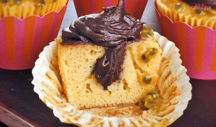 cupcake de maracujá com cobertura de chocolate.