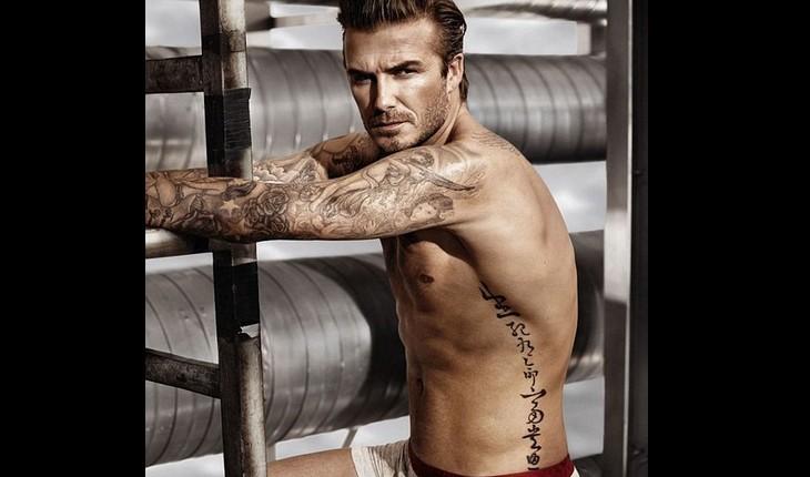 David Beckham mostra tatuagem