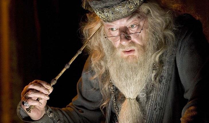 Alvo Dumbledore com varinha na penseira sobre frases de personagens de Harry Potter