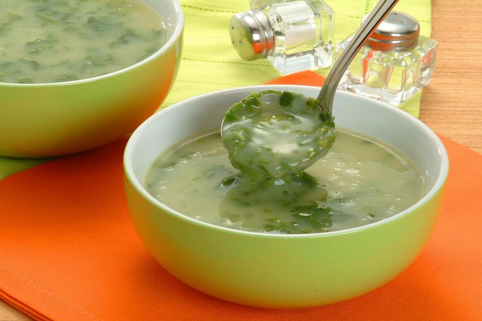 sopa de espinafre,potinho verde,guardanapo laranja